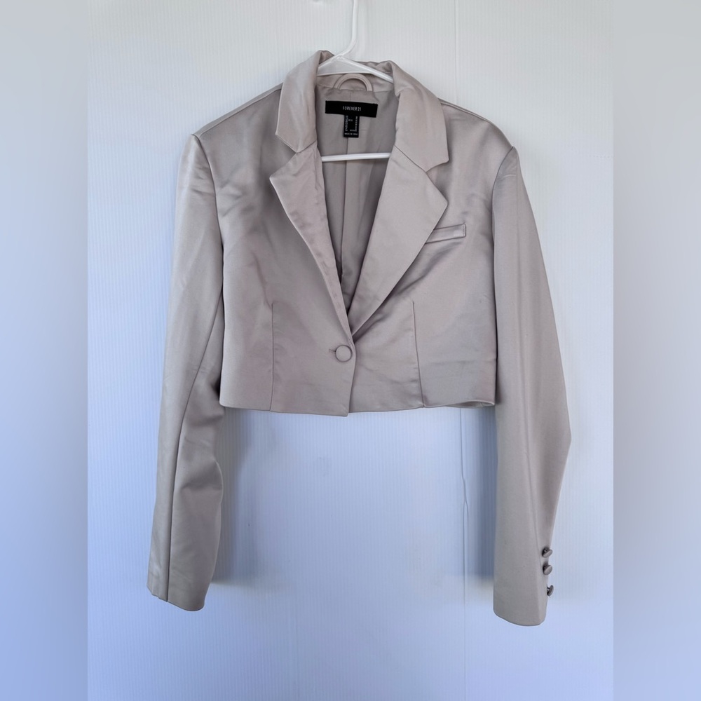 Forever 21 Satin Cropped Blazer Ivory Notched Lapel Long Sleeve Sz M GREAT COND
